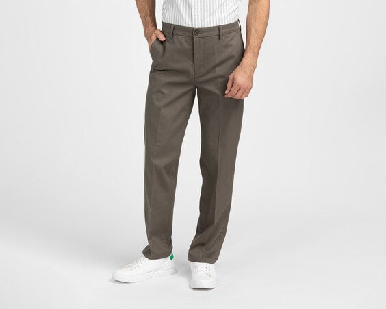 PANTALÓN SIGNATURE KHAKI STRAIGHT FIT IRON FREE CON STAIN DE GRIS CLARO 38 30 GRADO A