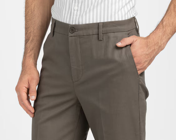 PANTALÓN SIGNATURE KHAKI STRAIGHT FIT IRON FREE CON STAIN DE GRIS CLARO 40X32 GRADO B