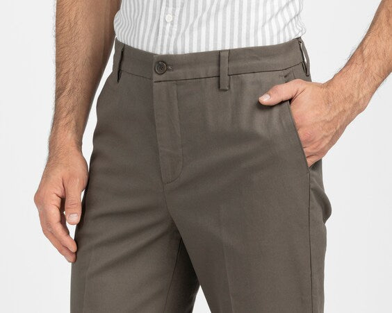 PANTALÓN SIGNATURE KHAKI STRAIGHT FIT IRON FREE CON STAIN DE GRIS CLARO 38 30 GRADO A