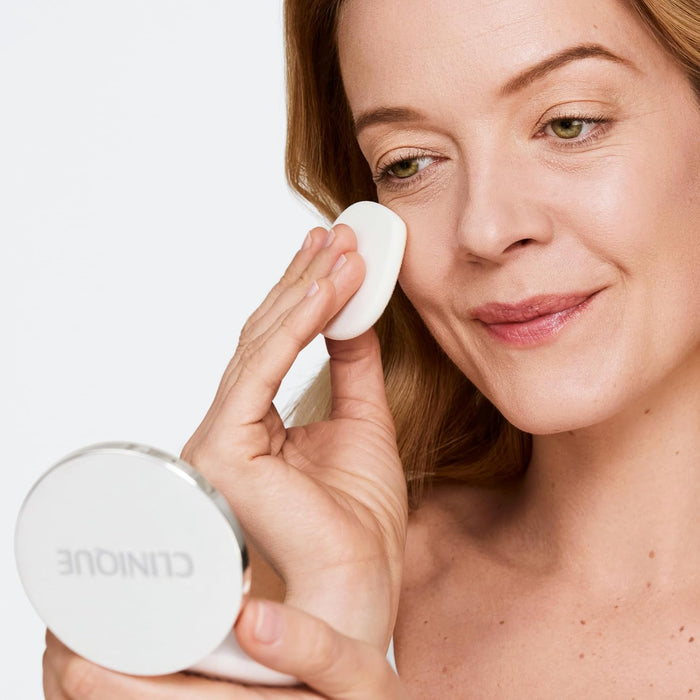 Clinique Polvo Compacto Stay-Matte Sheer para pieles grasas | Acabado Mate + Minimiza los Brillos Color: Stay Neutral GRADO B