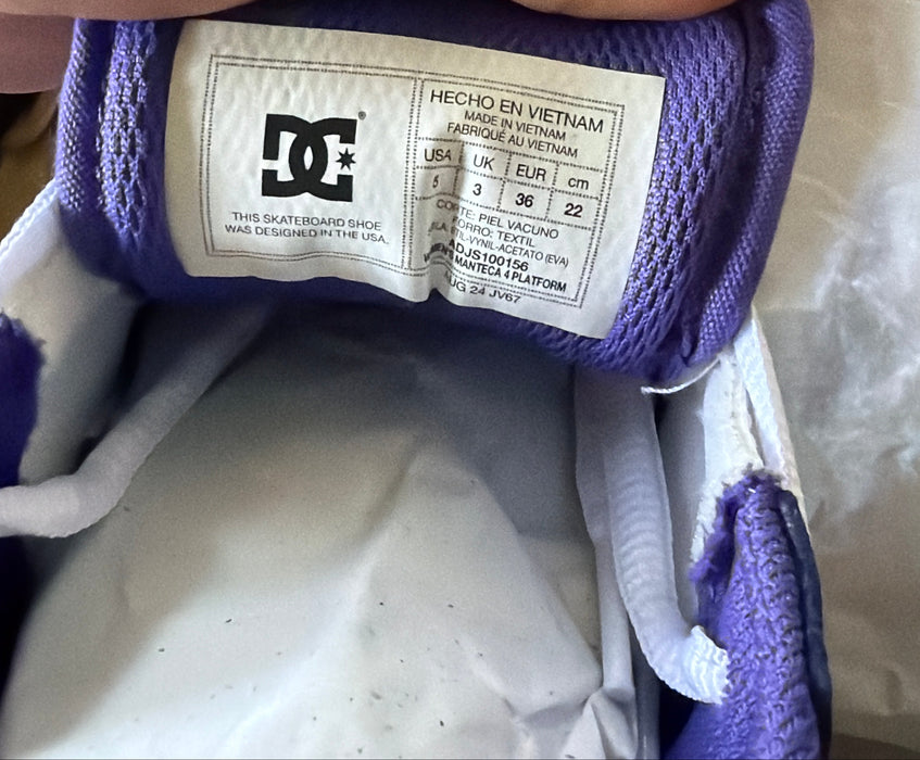 Tenis Estilo DC Manteca 4 Platform | Modelo ADJS100156 | Color Grape/White | Talla 22 CM | Grado B ✨