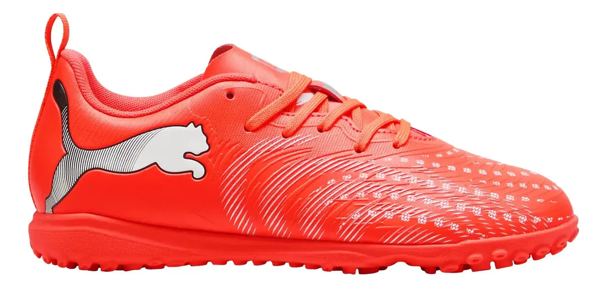PUMA, TACOS DE FÚTBOL FUTURE 9 PLAY JR, UNISEX, ROJO, TALLA 21 GRADO B