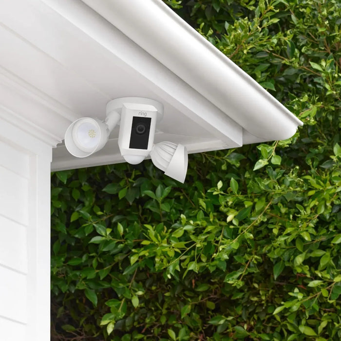 CAMARA DE SEGURIDAD EXTERIOR CON REFLECTORES Y SIRENA CABLEADA RING PRO FLOODLIGHT CAM WIRED PRO BLANCO GRADO B
