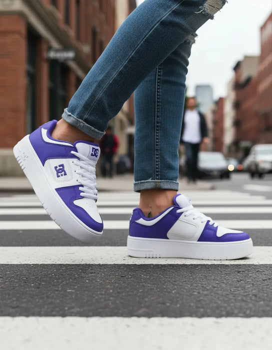 Tenis Estilo DC Manteca 4 Platform | Modelo ADJS100156 | Color Grape/White | Talla 22 CM | Grado B ✨