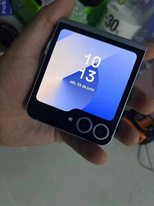 TELÉFONO CELULAR SAMSUNG GALAXY Z FLIP6 5G, 256 GB, 12 GB DE RAM, PANTALLA 6.7, CÁMARA. DUAL+ SELFIE DE 50 MEGAPÍXELES, GALAXY AIR BLUE - EXCELENTE (REACONDICIONADO) GRADO B