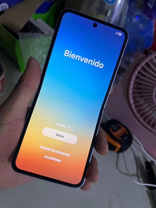 TELÉFONO CELULAR SAMSUNG GALAXY Z FLIP6 5G, 256 GB, 12 GB DE RAM, PANTALLA 6.7, CÁMARA. DUAL+ SELFIE DE 50 MEGAPÍXELES, GALAXY AIR BLUE - EXCELENTE (REACONDICIONADO) GRADO B